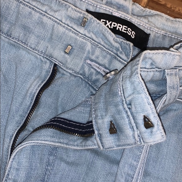 💙 EXPRESS HIGH WAISTED JEAN SHORTS 💙 - Picture 2 of 3